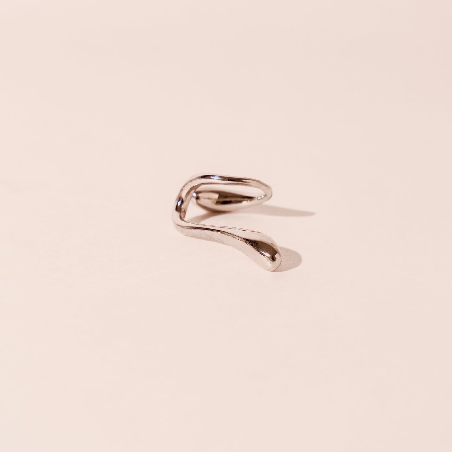 Earcuff abstracto plateado